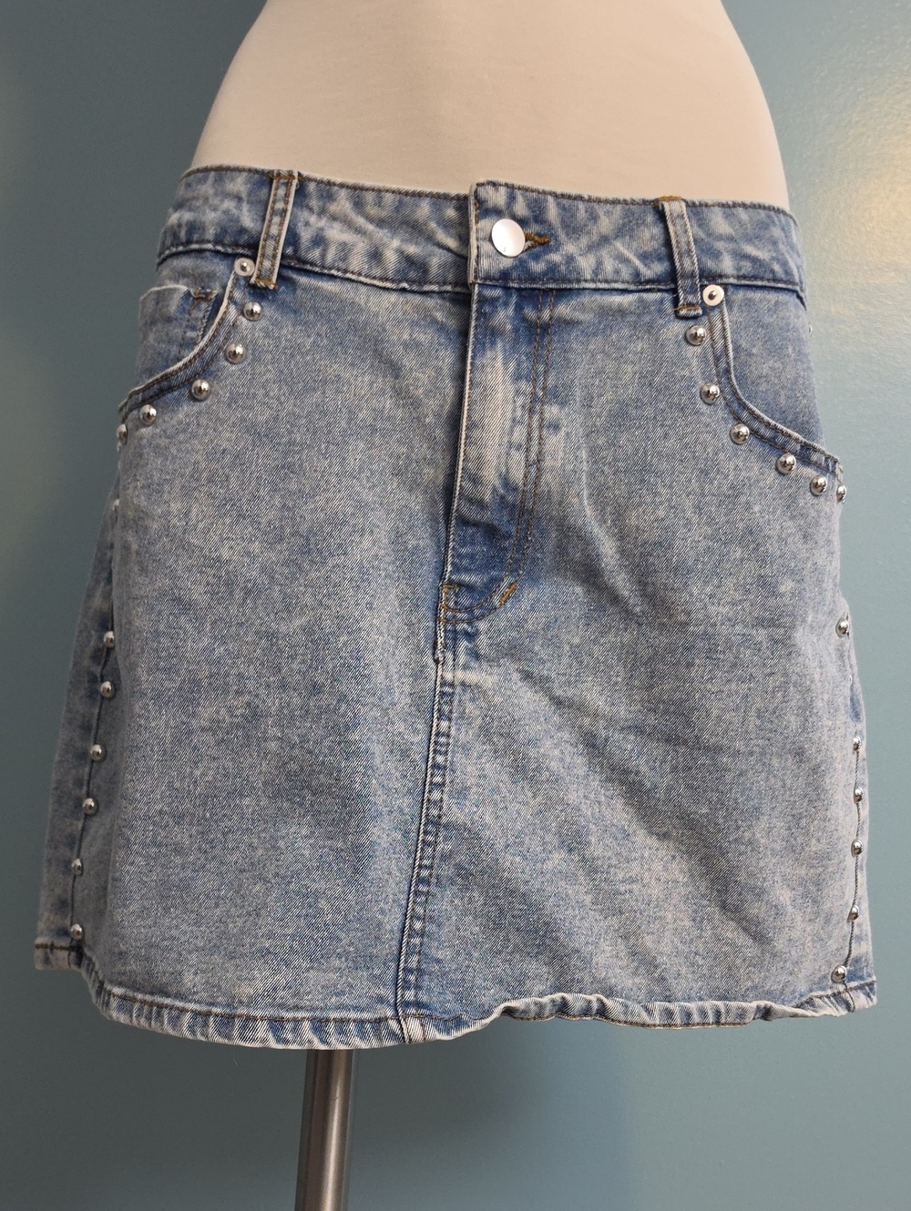 VIGOSS Studded Light Blue Denim Mini Skirt sz 31